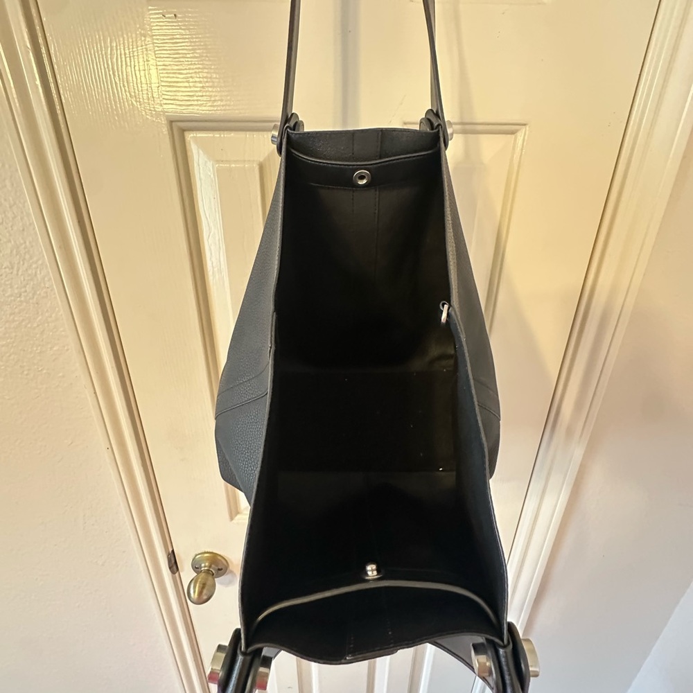 Elegant Black Tote Bag - Picture 4 of 16